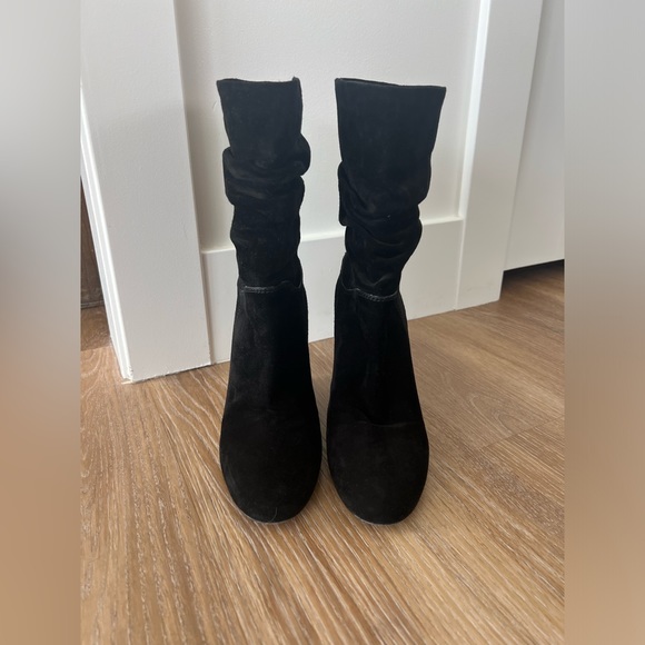 LOUIS VUITTON Ladies Black suede wedge boots. - Picture 3 of 13